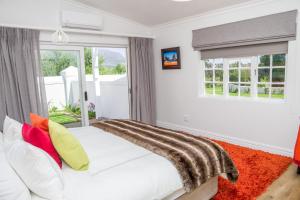 Schlafzimmer mit einem Bett und einem Fenster in der Unterkunft Sunset Farm Stellenbosch in Stellenbosch