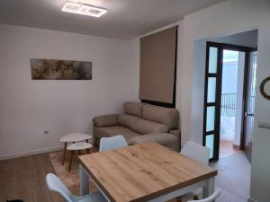 a living room with a table and a couch at Apartamento Margari in Ronda