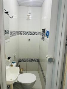 ベベリベにあるLa casita lilásの白いバスルーム(トイレ、シンク付)