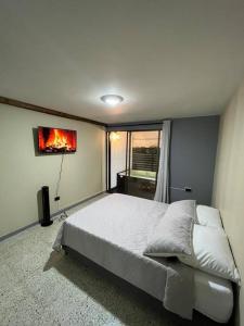 een slaapkamer met een bed en een raam bij Descanso y Confort in Medellín