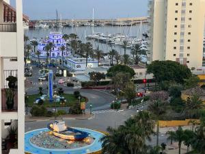 widok na miasto z przystanią i budynkami w obiekcie Residence Turiga w mieście Estepona