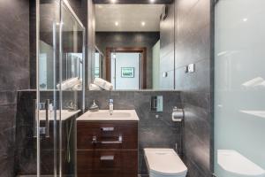 Et badeværelse på Ambria Apartments Platan Complex + 139 billeder