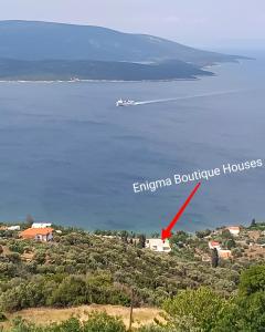 Ett flygfoto av Enigma Boutique Houses Votsalo