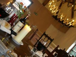 una botella de vino encima de una mesa en White Hart Inn, en Ironbridge