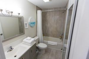 e bagno con lavandino, servizi igienici e doccia. di New Construction - Pristine Home - Great Location a Stuart