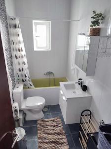 uma casa de banho com um WC, um lavatório e uma banheira em Akrokorinthos View House em Kórinthos