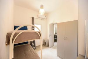 a small bedroom with a bed in a room at Zeituna Lodge a Porto Cesareo in Torre Lapillo