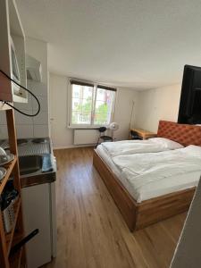 um quarto com uma cama grande e uma janela em stattHotel em Zürich