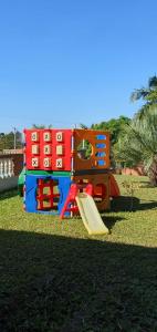 un parque infantil con un tobogán en el césped en Pousada das Estrelas en São Pedro