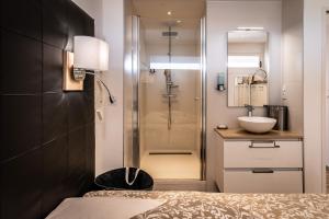 een badkamer met een douche, een bed en een wastafel bij Cap d'Agde Suit'Appart 42m2 T2 Village Naturiste in Cap d'Agde