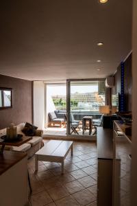 ein Wohnzimmer mit Sofa und Tisch in der Unterkunft Cap d'Agde Suit'Appart 42m2 T2 Village Naturiste in Cap d'Agde