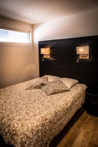 ein Schlafzimmer mit einem Bett mit zwei Kissen darauf in der Unterkunft Cap d'Agde Suit'Appart 42m2 T2 Village Naturiste in Cap d'Agde