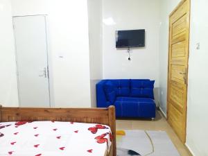 ダカールにあるRÉSIDENCE NGUARYのリビングルーム(青いソファ、テレビ付)