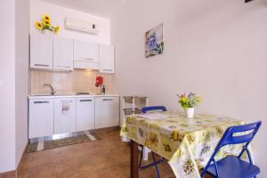 Η κουζίνα ή μικρή κουζίνα στο Mamba House 1