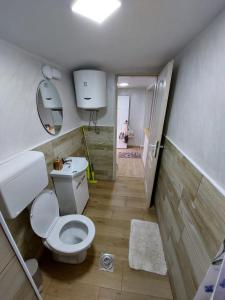 Koupelna v ubytování Apartmani Kuljanin + 24 fotografií