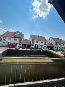 vistas a un aparcamiento con casas en Erbach Ferienwohnung, en Erbach