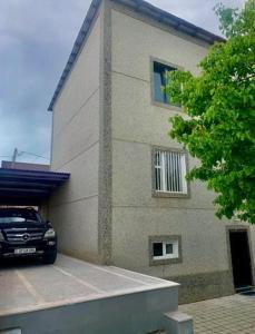 une voiture garée devant un bâtiment dans l'établissement Jrvezh House, à Erevan