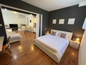 1 dormitorio con 1 cama grande y sala de estar en Studio Marina Zadar, en Zadar