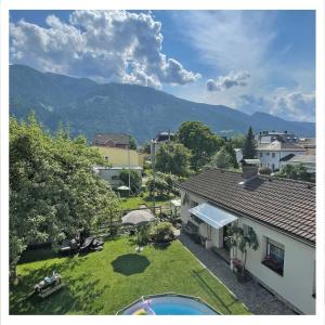 una vista aérea de una casa con un patio con piscina en Ingrid’s Guesthouse Spittal, en Spittal an der Drau