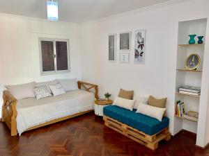 1 dormitorio con cama, sofá y ventana en Hermoso Depto en el corazón de Nueva Cordoba en Córdoba