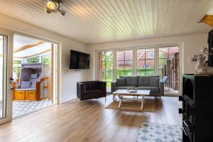 a living room with a couch and a table at Boutique 54° Nord in Büsum