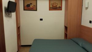 A television and/or entertainment centre at Hotel Europa