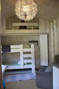 Tempat tidur susun dalam kamar di Valldal Camping