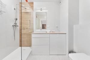 Kúpeľňa v ubytovaní Central SouthStar Apartments - Gwiaździsta - FREE PARKING by Noclegi Renters + 33 fotografií