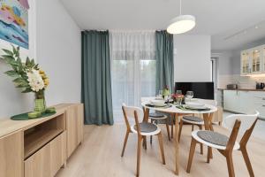 Kuchyňa alebo kuchynka v ubytovaní Central SouthStar Apartments - Gwiaździsta - FREE PARKING by Noclegi Renters