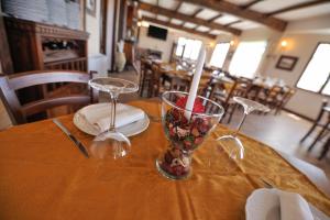 - une table avec deux verres à vin et une bougie dans l'établissement Sorella - Agriturismo-La Fattoria di San Francesco, à Pietraperzia