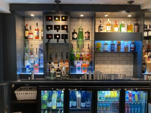 un bar con un montón de diferentes tipos de bebidas en The Cross Scythes en Sheffield