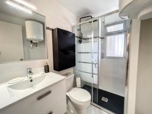 een badkamer met een toilet, een wastafel en een douche bij Marina 26 - Estudio totalmente reformado in Roses