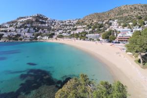 een uitzicht op het strand in positano bij Marina 26 - Estudio totalmente reformado in Roses