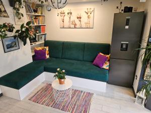 リエカにあるApartman Carnevalusの緑のソファとテーブルのあるリビングルーム