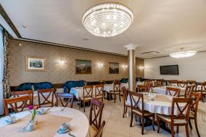 TV a/nebo společenská místnost v ubytování Spa Hotel Schlosspark
