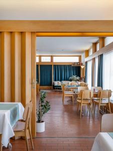 ein Restaurant mit Tischen und Stühlen und ein Esszimmer in der Unterkunft Chez Elsy - Crans-Sapins in Crans-Montana