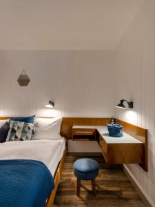 una camera con letto, lavandino e sgabello di Chez Elsy - Crans-Sapins a Crans-Montana