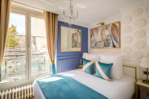 Un dormitorio con una cama con paredes azules y una ventana en Luxury 2 Bedroom Eiffel-Tower with Terrace en París
