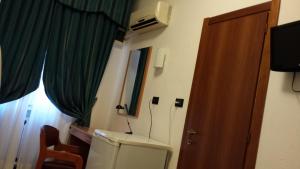 A television and/or entertainment centre at Hotel Europa