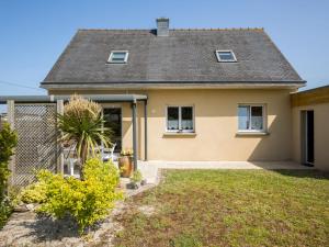 een geel huis met een palmboom in de tuin bij Holiday Home Rève de Plage by Interhome in Santec