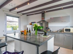 Una cocina con una gran isla en el medio. en Holiday Home Brise Marine by Interhome, en Cléder 26 fotos más