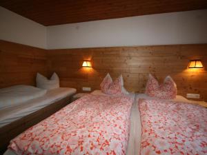 シュヴェンダウにあるApartment Schusterhäusl - MHO755 by Interhomeのベッドルーム1室(ベッド2台、赤と白のシーツ付)