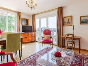 Una sala de estar con una mesa y sillas y un televisor. en Apartment Elisa-1 by Interhome, en Trouville-sur-Mer 15 fotos más