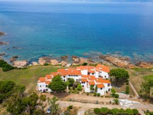 uma vista aérea de uma grande casa com telhados laranja em Apartment Punta Paliagi - TUC160 by Interhome em Calcatoggio