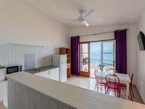 - une cuisine et une salle à manger avec une table et des chaises dans l'établissement Apartment Punta Paliagi - TUC160 by Interhome, à Calcatoggio