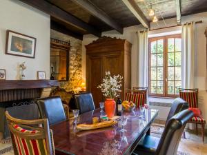 Un comedor con mesa y sillas de madera. en Holiday Home Ty Keriquel by Interhome, en Névez 26 fotos más