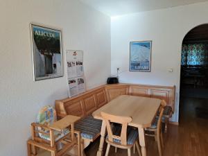 een eetkamer met een houten tafel en stoelen bij Holiday Home Ragusa - ZAZ390 by Interhome in Hainzenberg
