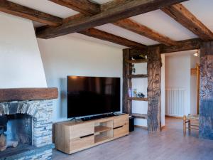 Μια τηλεόραση ή/και κέντρο ψυχαγωγίας στο Apartment Quille du Diable 44 by Interhome +37 φωτογραφίες