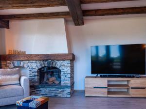 Μια τηλεόραση ή/και κέντρο ψυχαγωγίας στο Apartment Quille du Diable 44 by Interhome