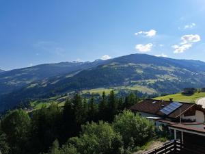 A general mountain view or a mountain view taken from the holiday home